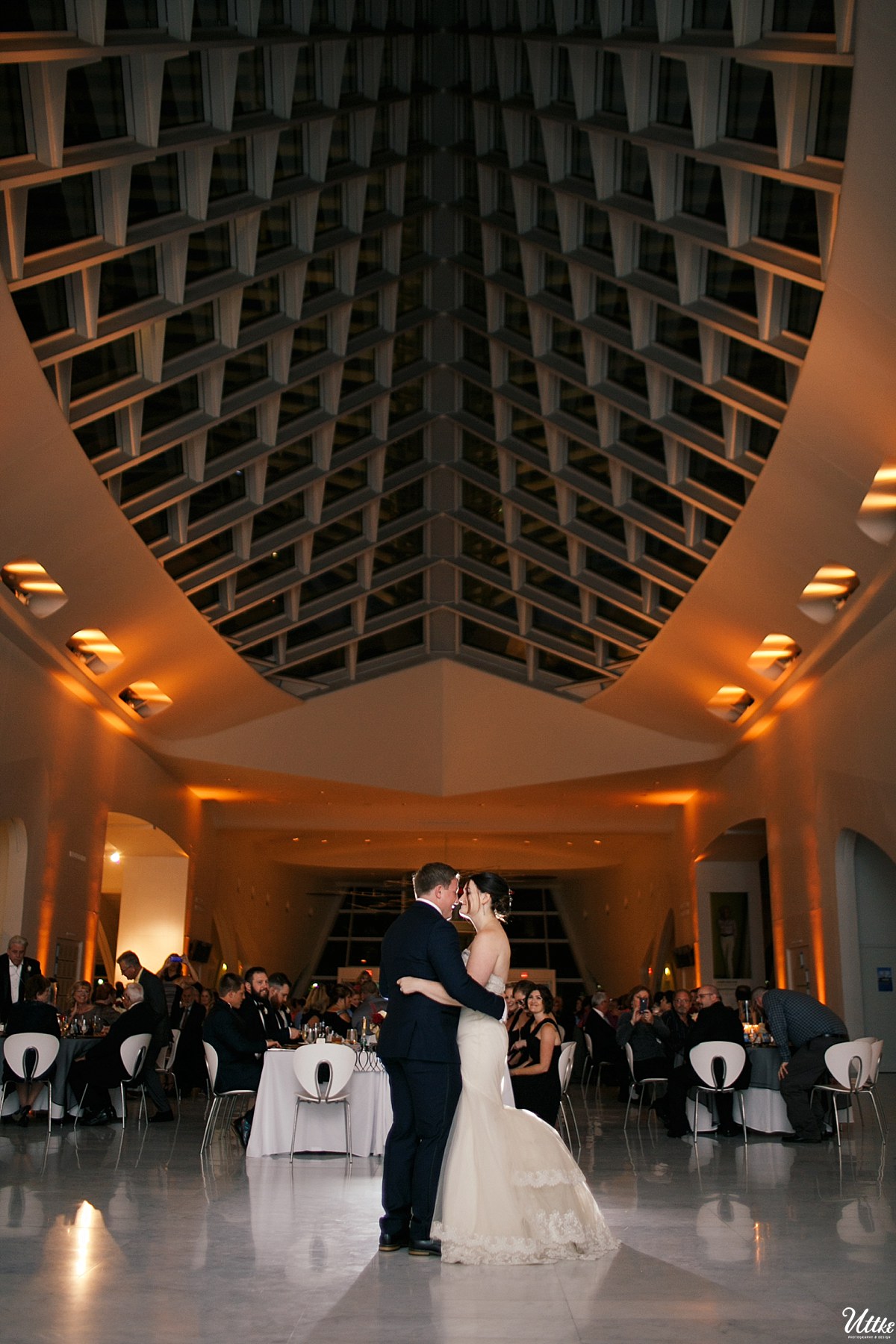 Milwaukee-Art-Musuem-wedding-photography-JR_0093